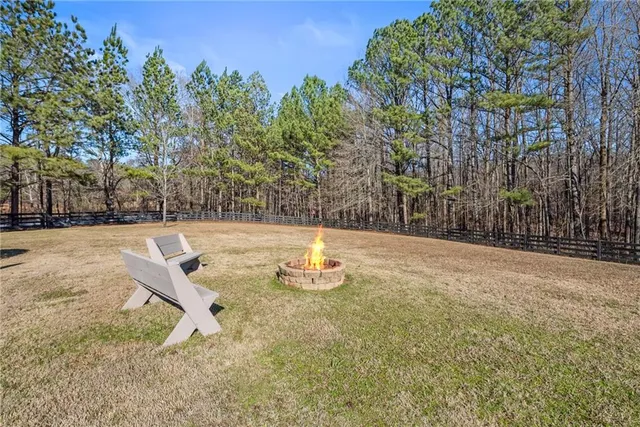 a view of a lake with house