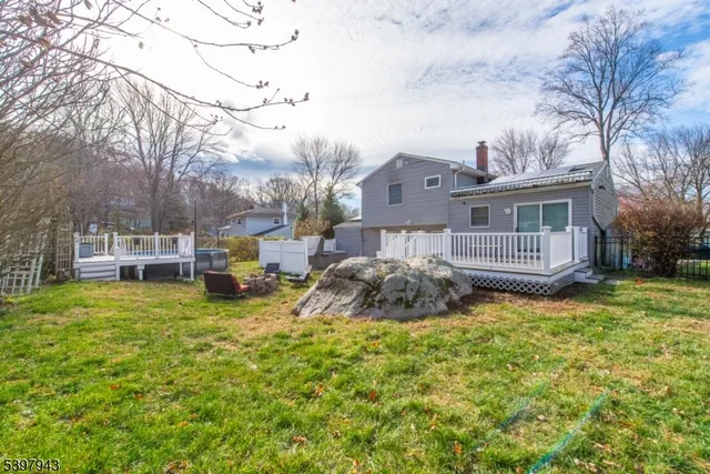 a view of backyard of the house