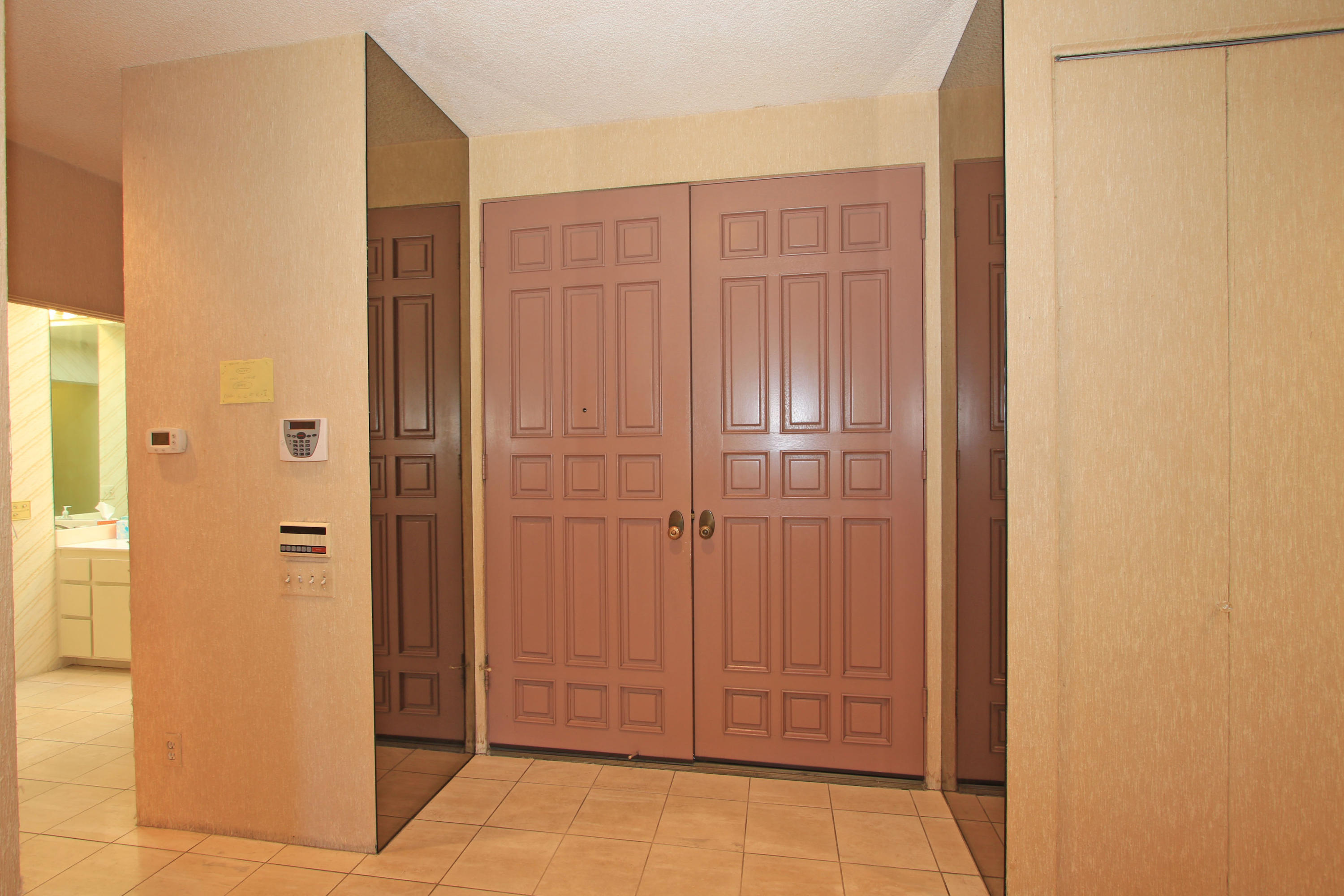 924 Inverness Drive Rancho Mirage, CA 92270 - Photo 7 of 44 a view of a hallway with closet area