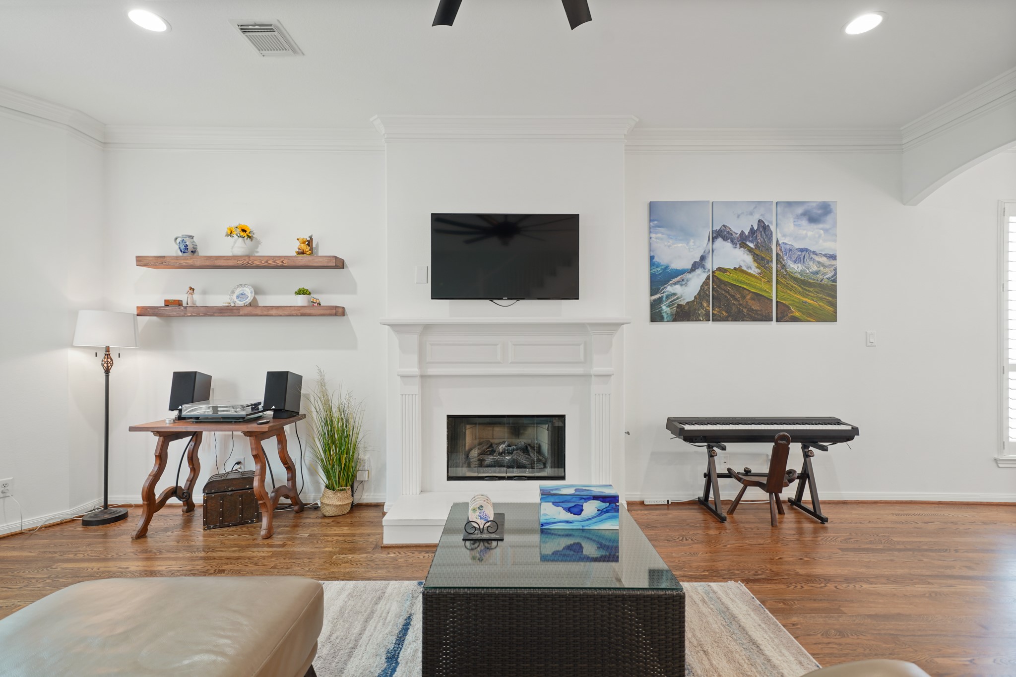 1330 Malone Street Houston, TX 77007 - Photo 14 of 23 Cozy up to the fireplace and and relax all winter long