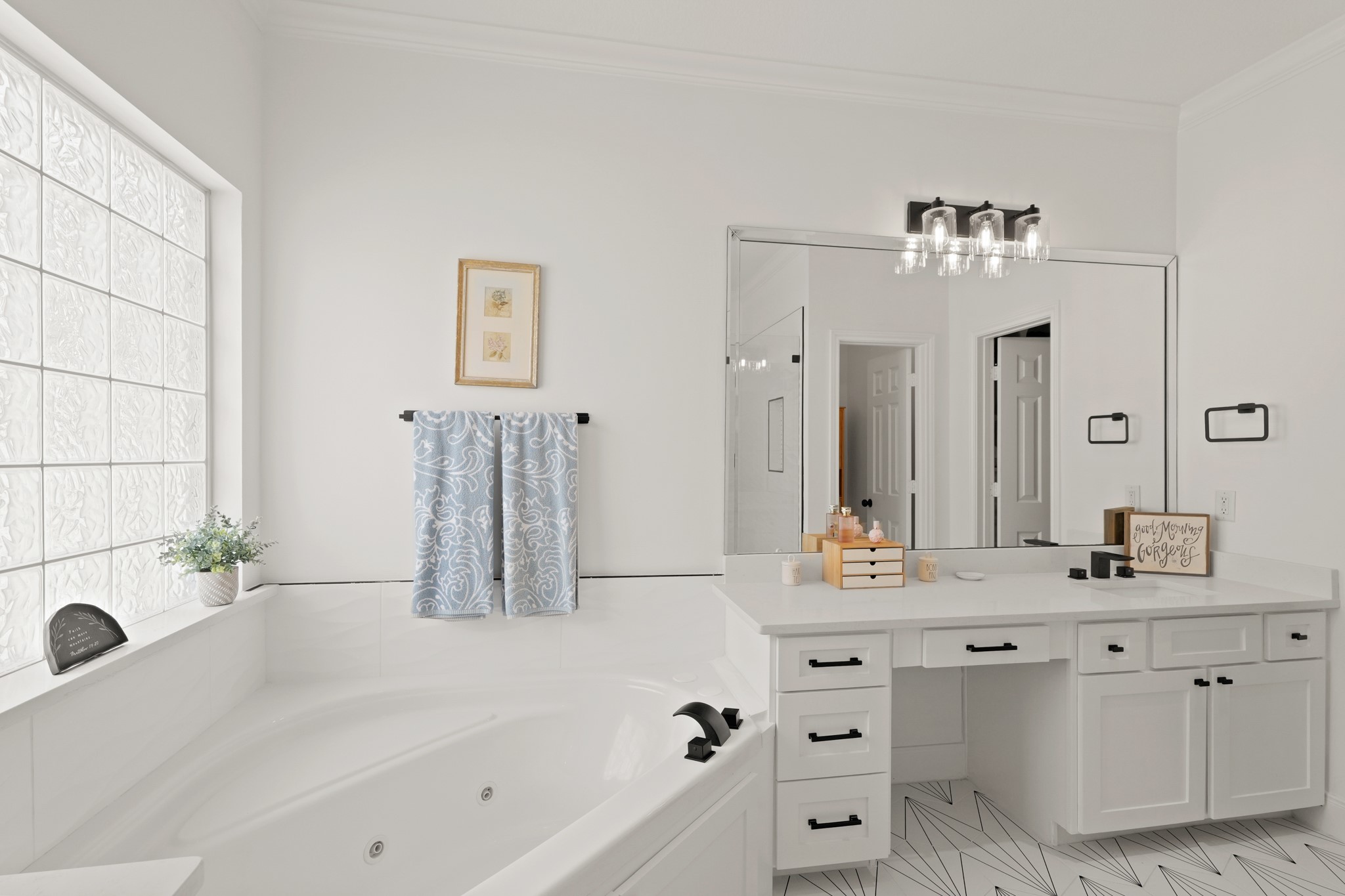 1330 Malone Street Houston, TX 77007 - Photo 18 of 23 Primary Bathroom continues the crisp and clean feel.