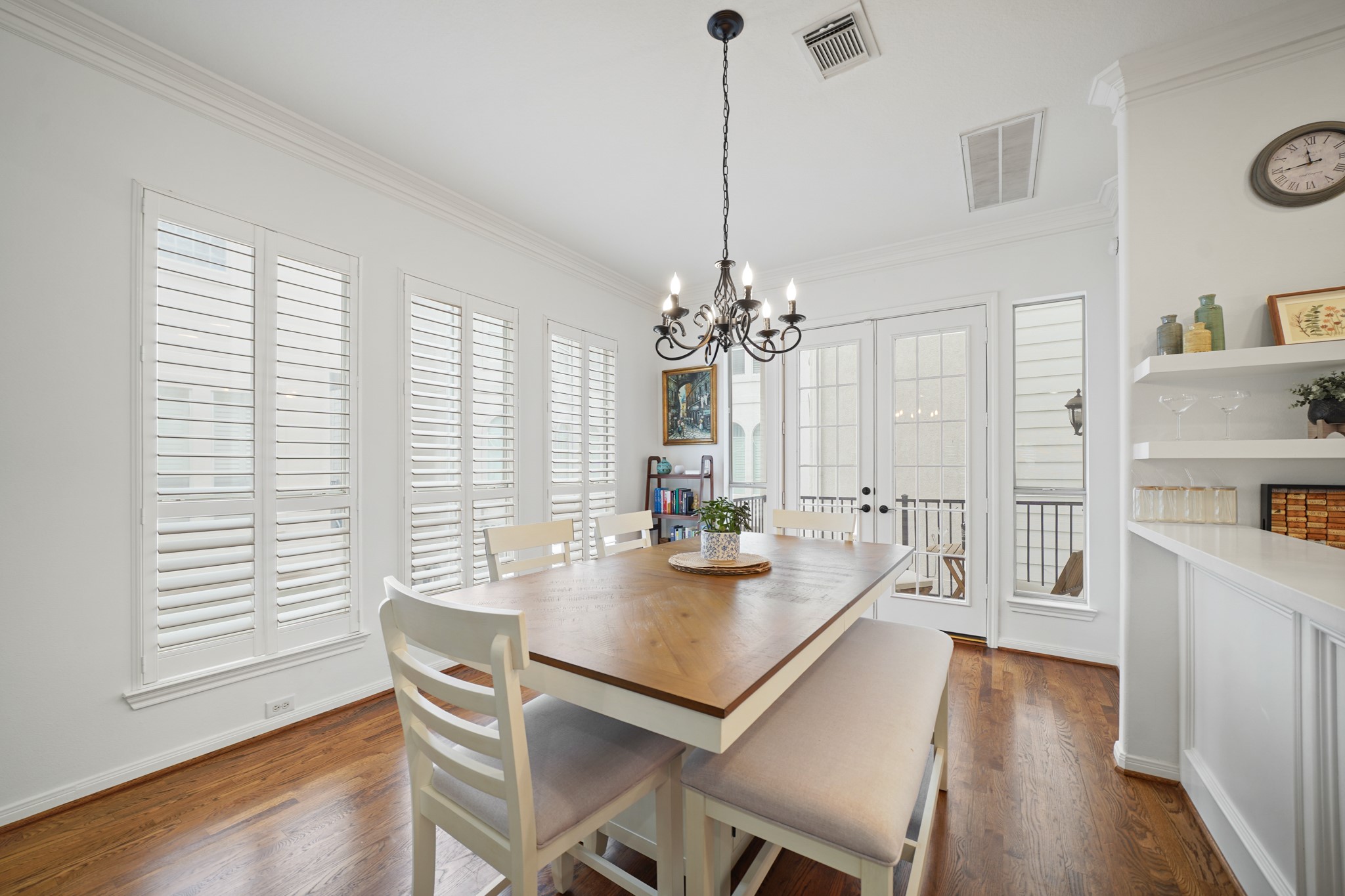 1330 Malone Street Houston, TX 77007 - Photo 3 of 23 Flanked on 2 sides with windows, this dining room has so much natural light, it is amazing.