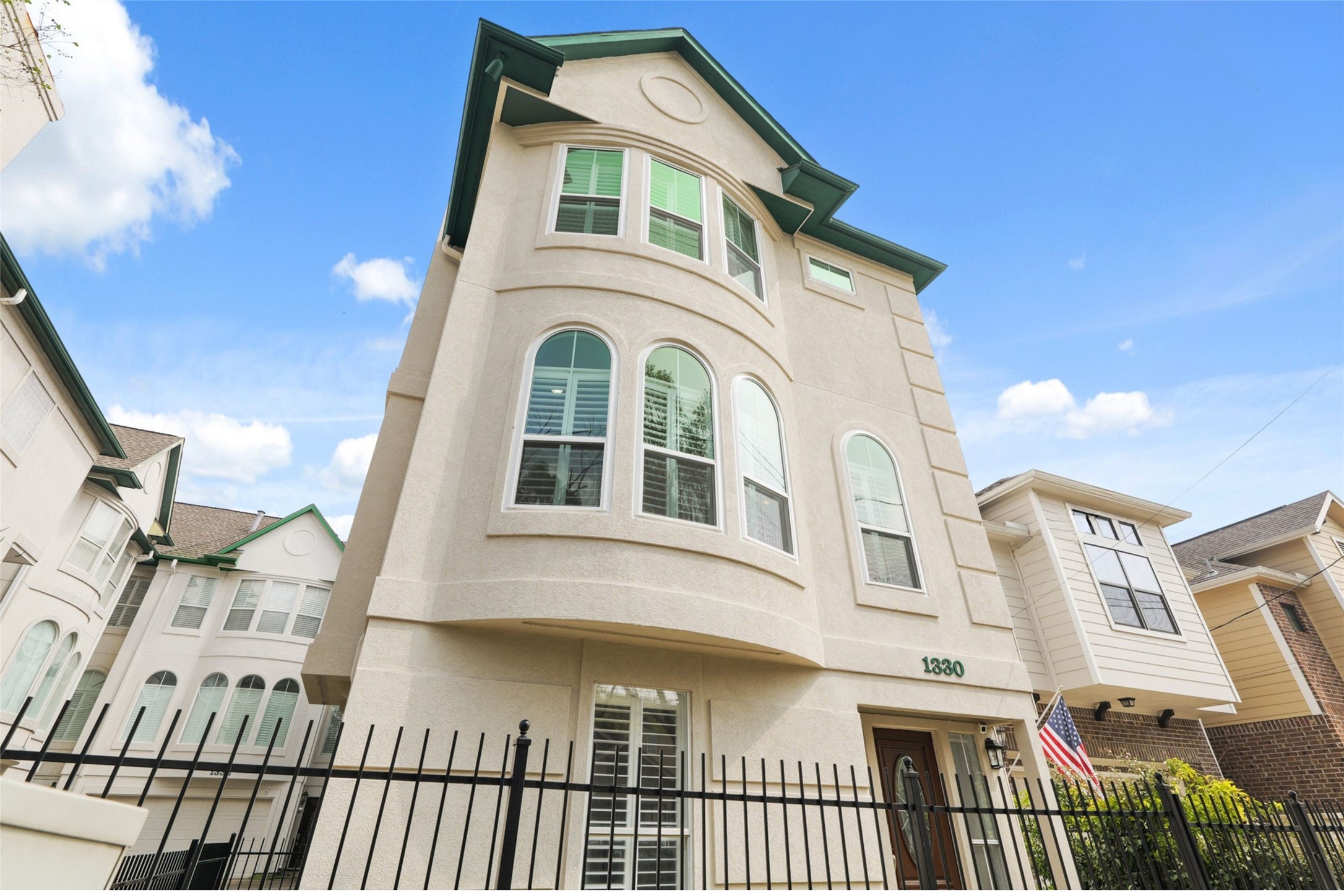 1330 Malone Street Houston, TX 77007 - Photo 4 of 23 Impressive home in gated enclave in Rice Military.