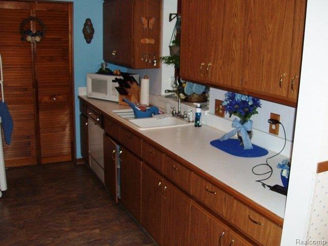 662 Newport Road Carleton, MI 48117 - Photo 4 of 7 P1010205