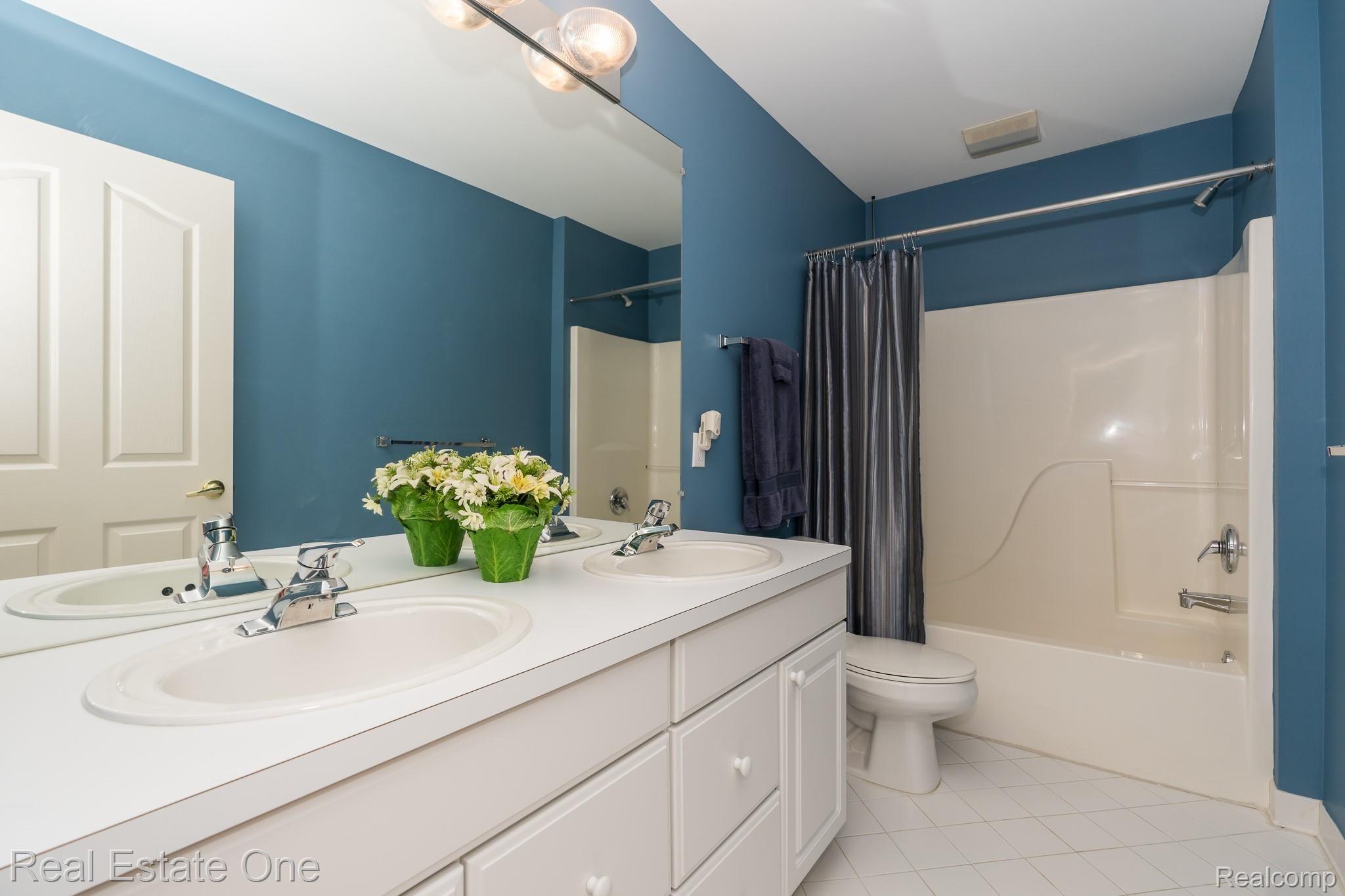 851 Loggers Circle Rochester, MI 48307 - Photo 26 of 40 FULL BATH FROM UPPER HALL - 851 Loggers Circle