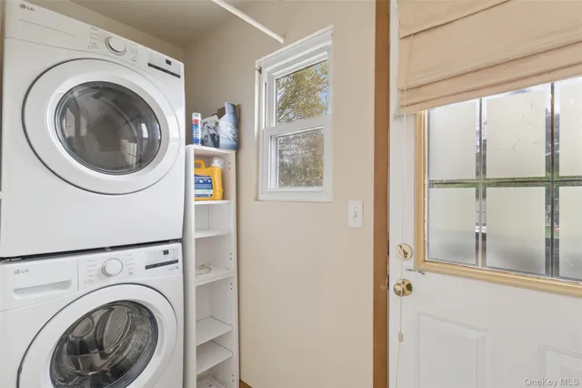 a view of entryway with washer and dryer