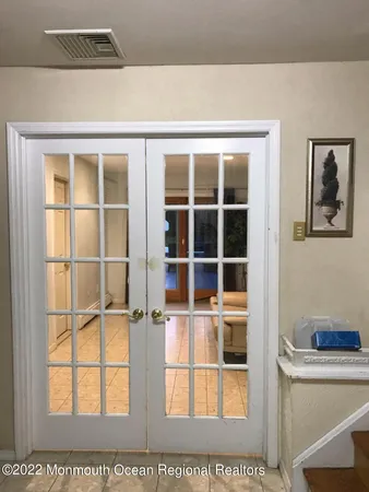 a black and white photo of a living room