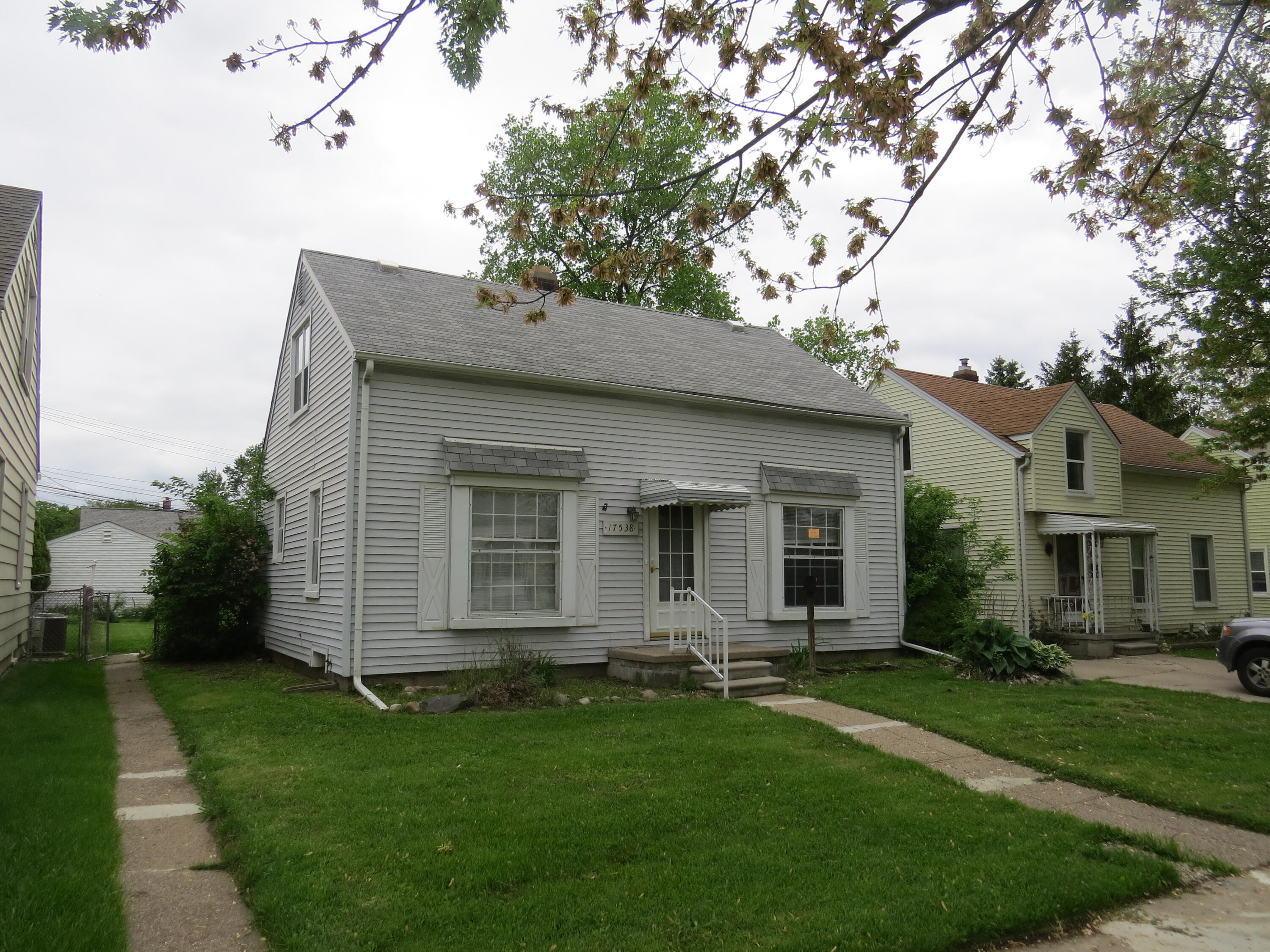 17538 Matthews Street Riverview, MI 48193 - Photo 2 of 12 IMG_3512