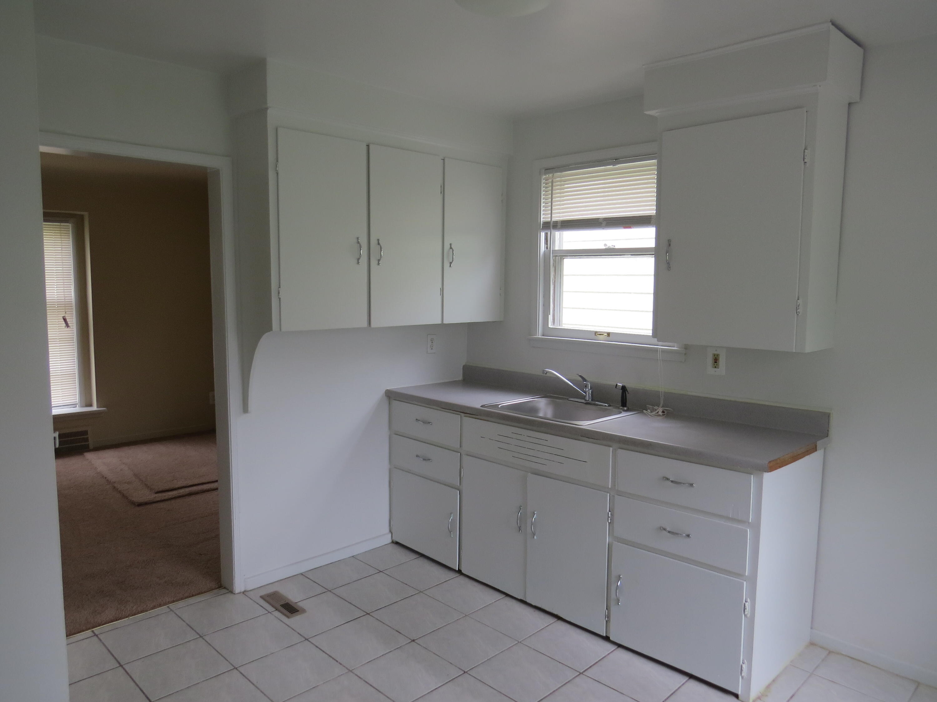 17538 Matthews Street Riverview, MI 48193 - Photo 5 of 12 IMG_3515