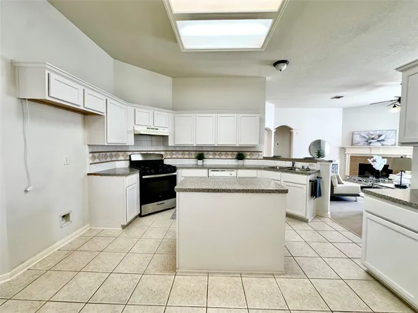 $2,200 | 5822 Carta Valley Lane, Richmond, TX 77469