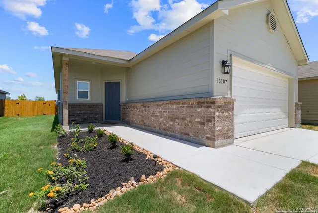 a view of a back yard of the house