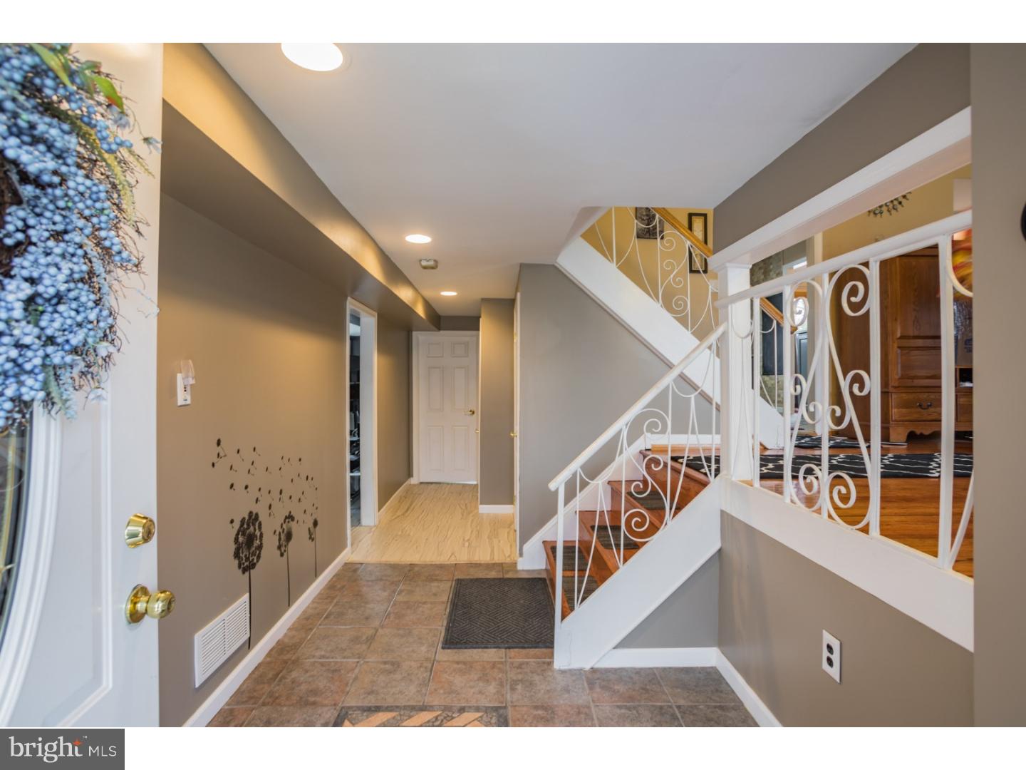 114 Pocasset Road Philadelphia, PA 19115 - Photo 3 of 25 Foyer