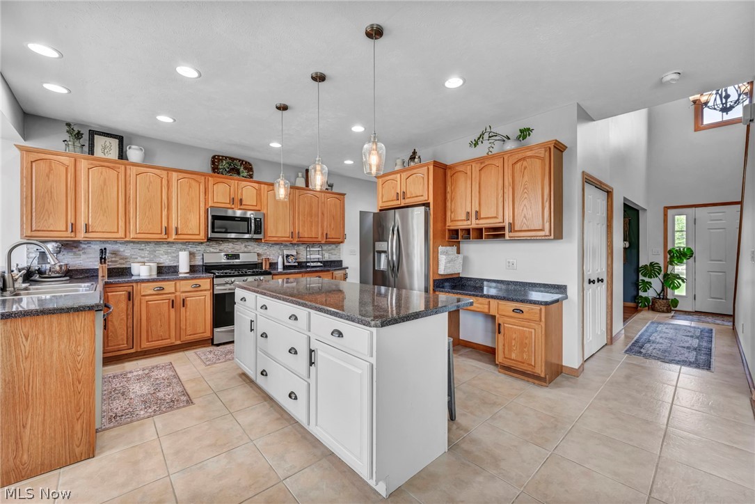 14353 Radcliffe Road Chardon, OH 44024 - Photo 18 of 50 Expansive kitchen