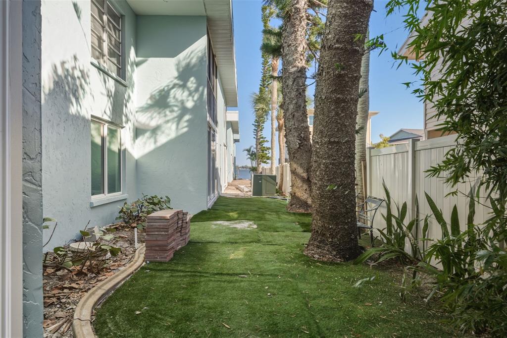 5055 North Beach Road, Unit 106 Englewood, FL 34223 - Photo 25 of 34 a backyard of a house with lots of green space