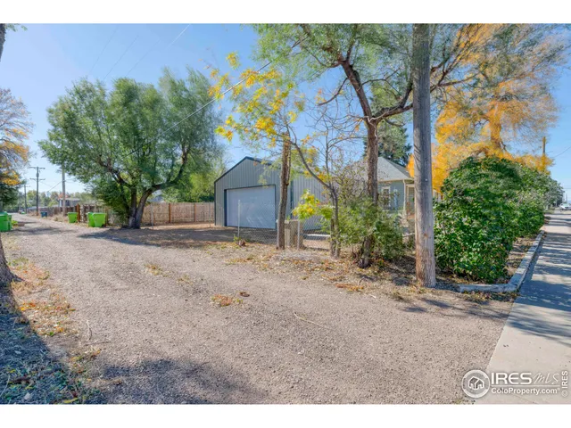 a view of a yard with a house