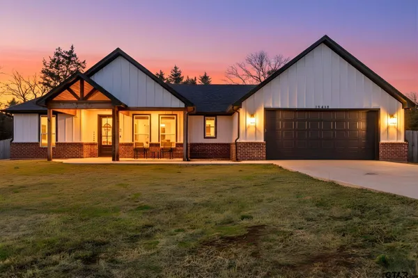 $395,000 | 19438 Cedarpark Place, Lindale, TX 75771