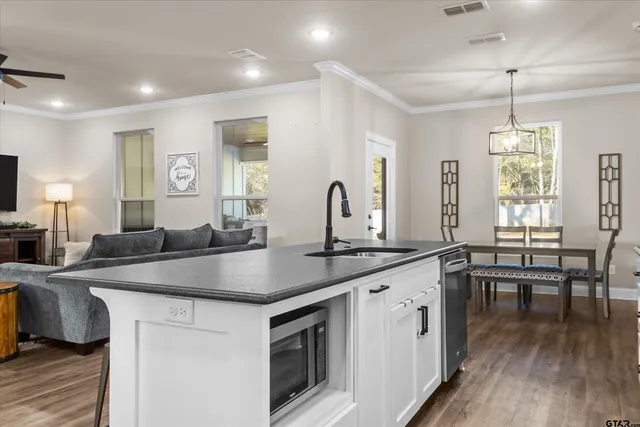 $395,000 | 19438 Cedarpark Place, Lindale, TX 75771