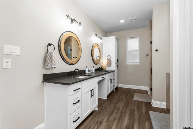 $395,000 | 19438 Cedarpark Place, Lindale, TX 75771