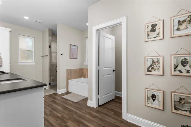 $395,000 | 19438 Cedarpark Place, Lindale, TX 75771