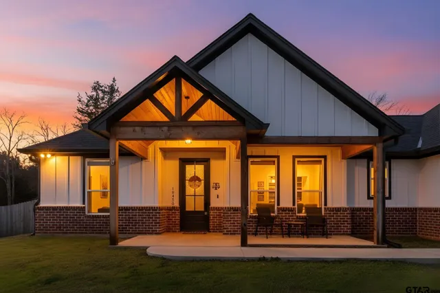 $395,000 | 19438 Cedarpark Place, Lindale, TX 75771