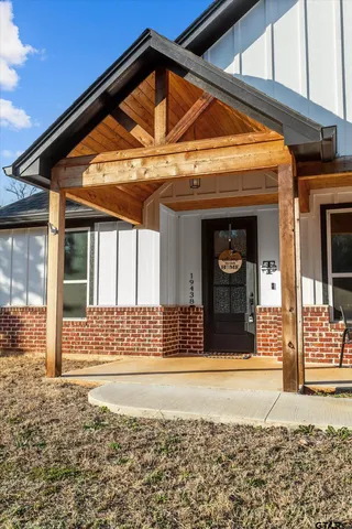 $395,000 | 19438 Cedarpark Place, Lindale, TX 75771