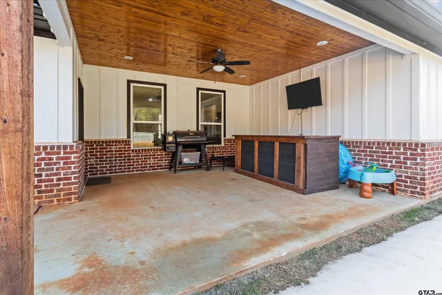 $395,000 | 19438 Cedarpark Place, Lindale, TX 75771