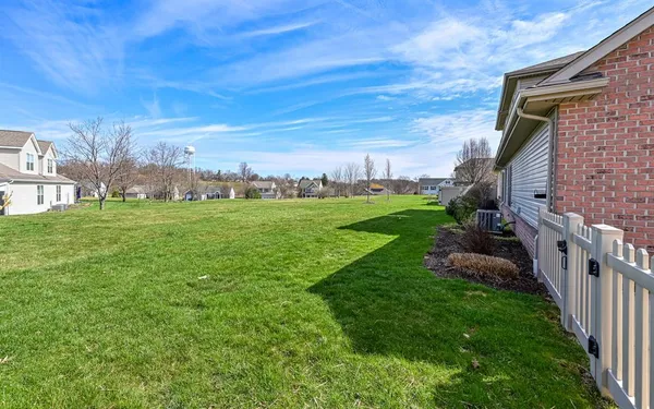 a view of a back yard