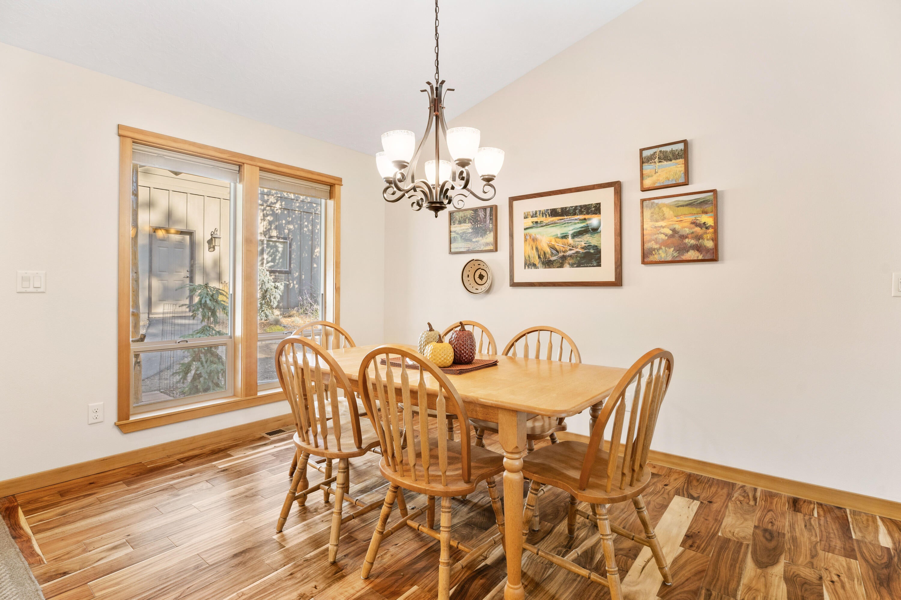 19031 Baker Road Bend, OR 97702 - Photo 5 of 35 02-Dining Room