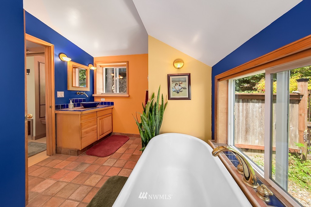12821 Southwest Bachelor Road Vashon, WA 98070 - Photo 15 of 24 Gallery Image 15