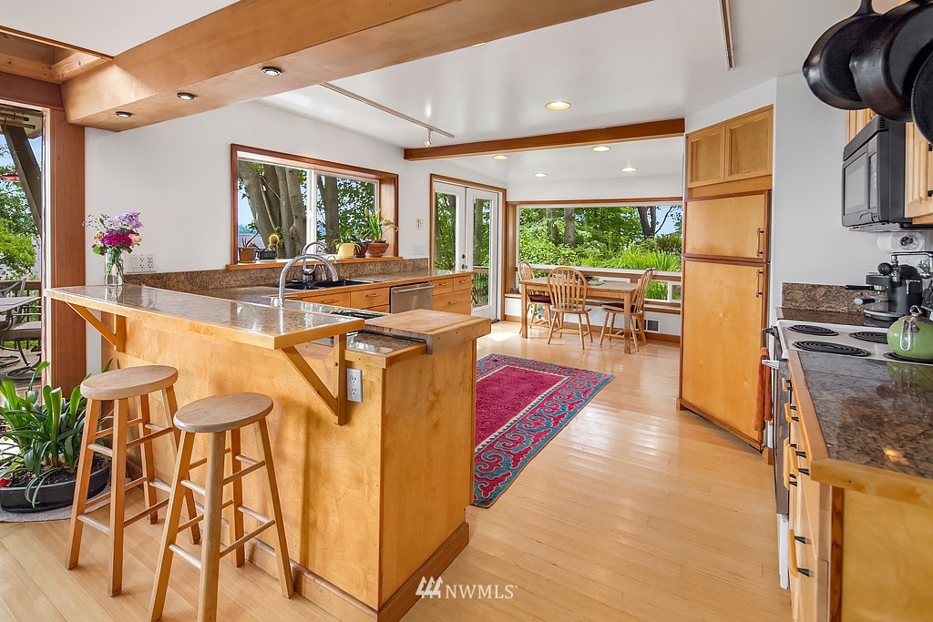 12821 Southwest Bachelor Road Vashon, WA 98070 - Photo 9 of 24 Gallery Image 9