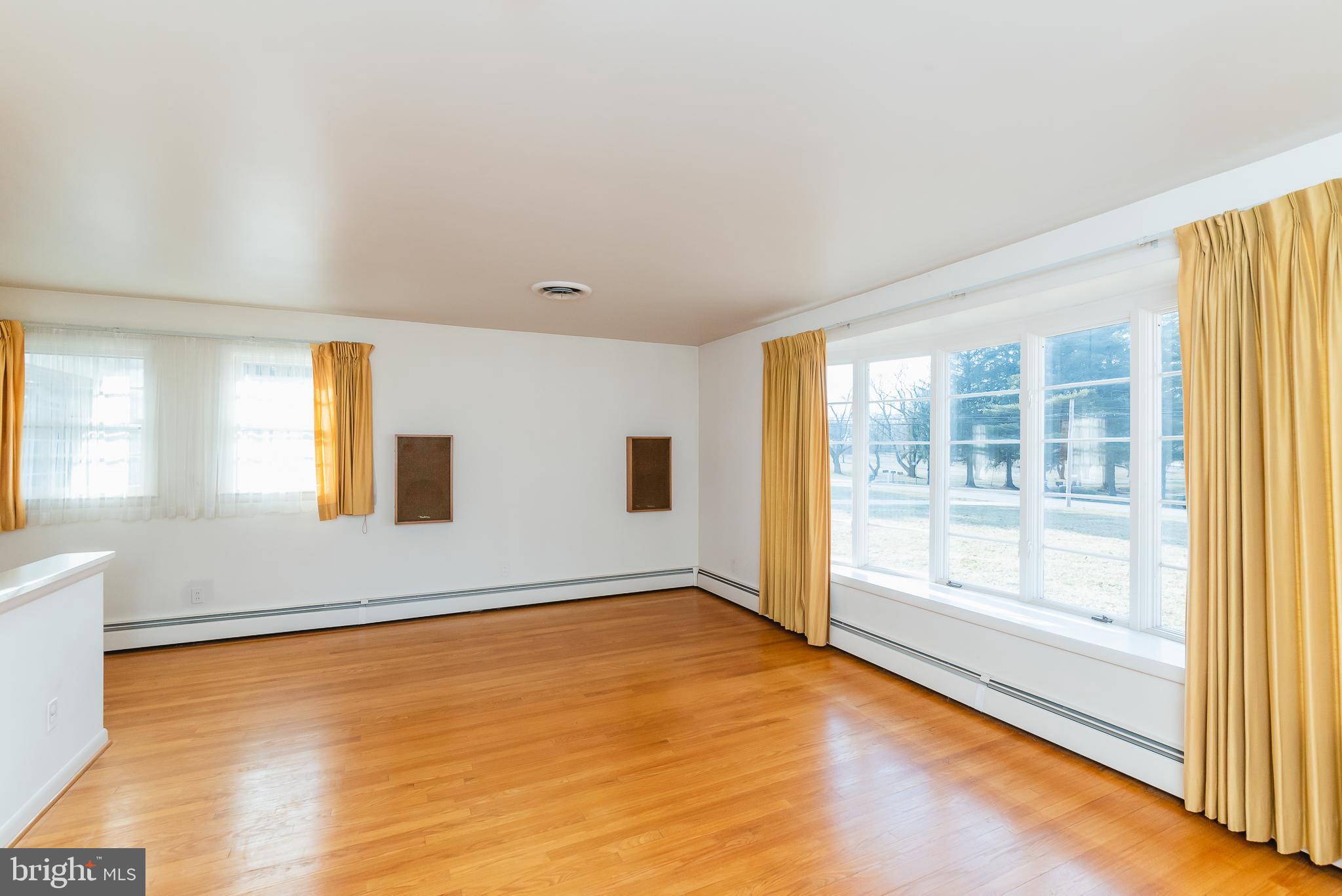 4819 Carroll Manor Road Baldwin, MD 21013 - Photo 11 of 35 Living Room