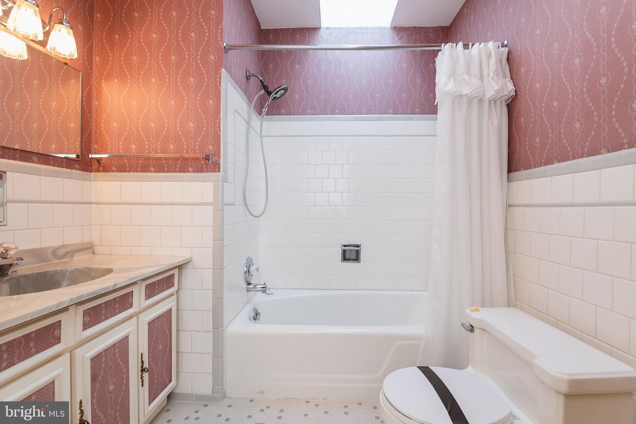 4819 Carroll Manor Road Baldwin, MD 21013 - Photo 19 of 35 Hall Bath - Note: toilet flapper sticks