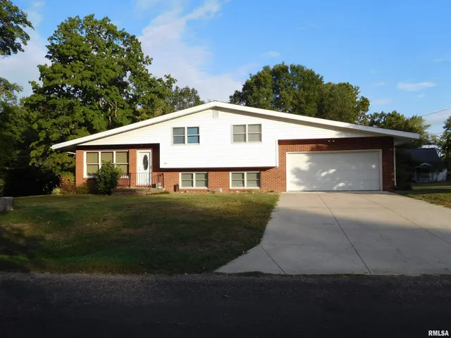 $174,900 | 204 Seckman Drive, Colchester, IL 62326