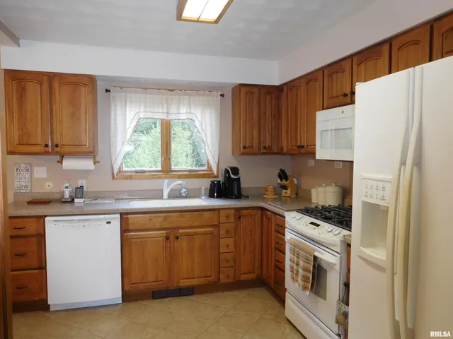 $174,900 | 204 Seckman Drive, Colchester, IL 62326