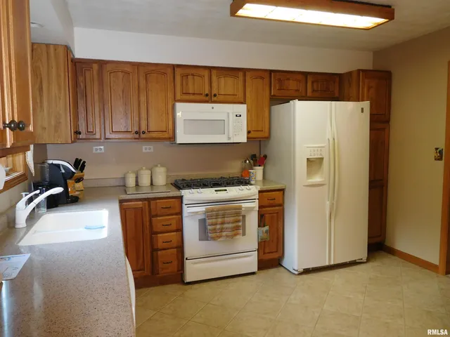 $174,900 | 204 Seckman Drive, Colchester, IL 62326