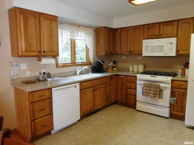 $174,900 | 204 Seckman Drive, Colchester, IL 62326