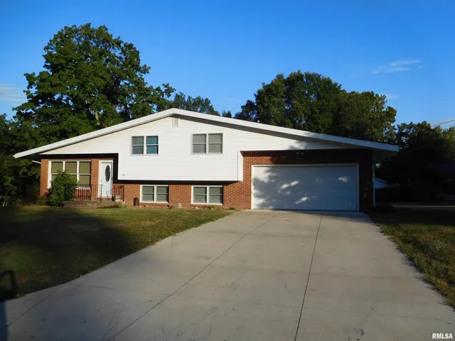 $174,900 | 204 Seckman Drive, Colchester, IL 62326