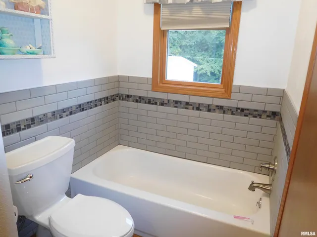 $174,900 | 204 Seckman Drive, Colchester, IL 62326