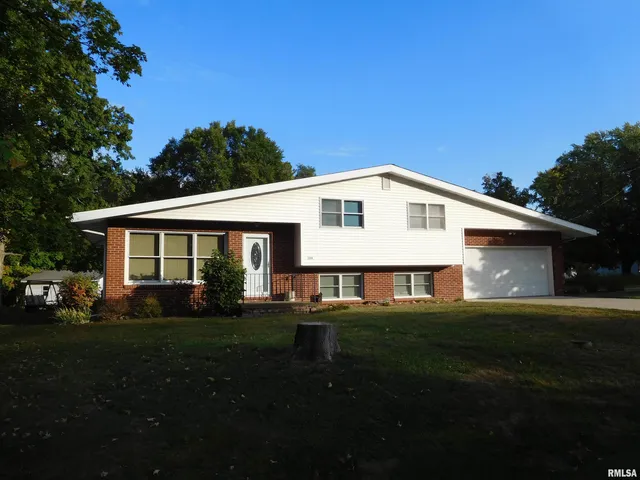 $174,900 | 204 Seckman Drive, Colchester, IL 62326