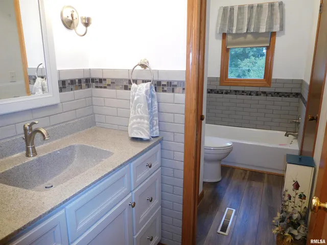 $174,900 | 204 Seckman Drive, Colchester, IL 62326