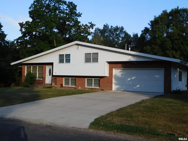 $174,900 | 204 Seckman Drive, Colchester, IL 62326