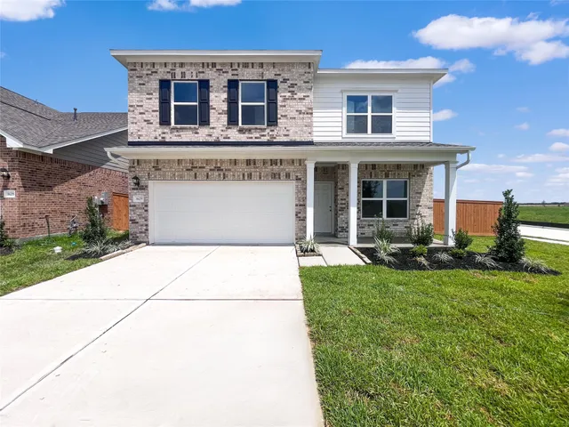a view of a house with backyard