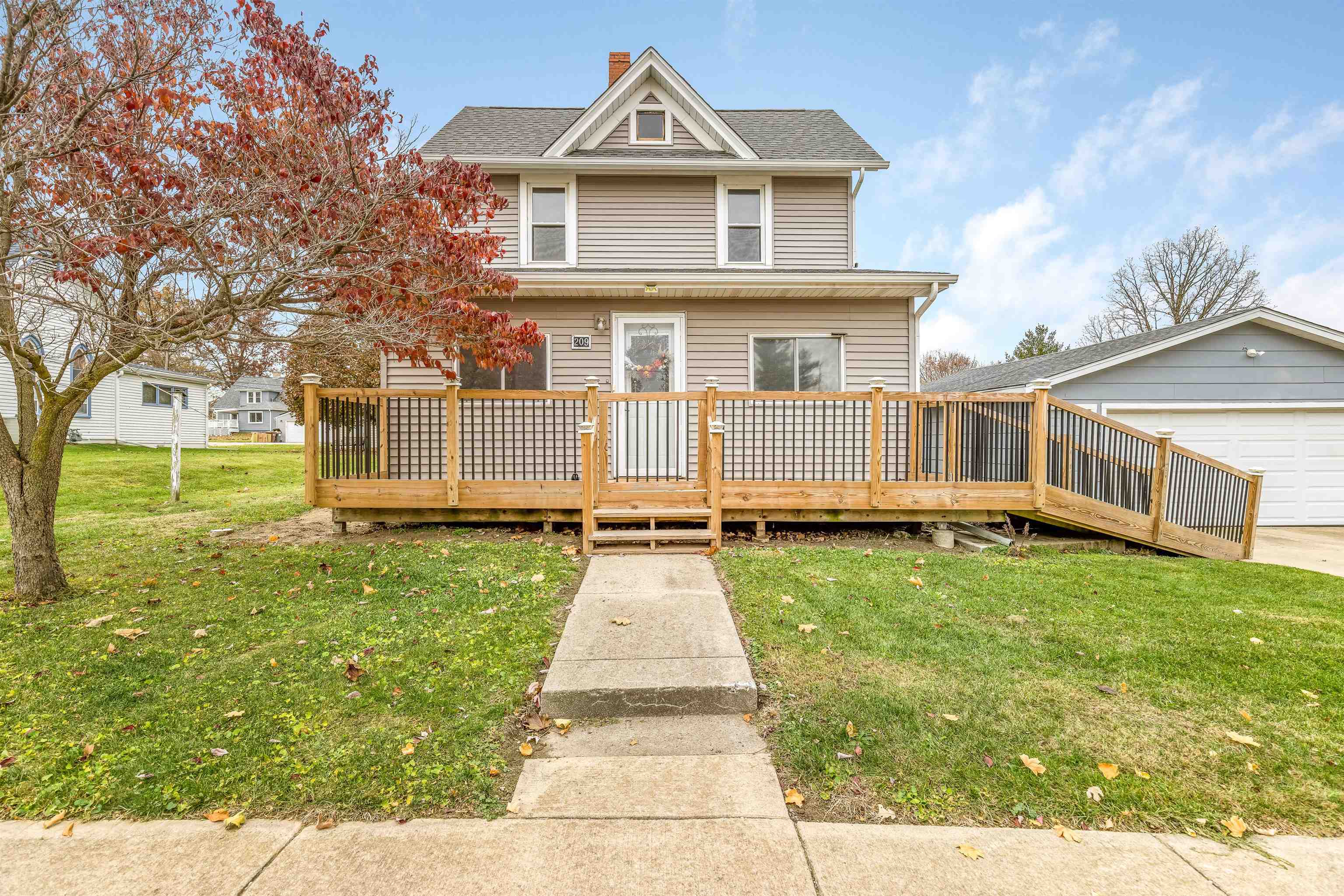 a view of a house with backyard