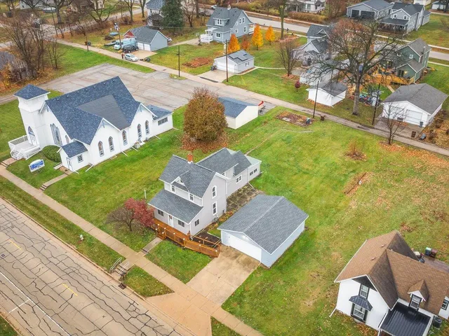 a view of a house with a yard
