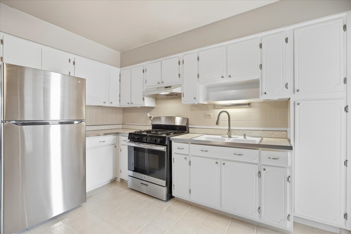 954 Shermer Road, Unit 15 Glenview, IL 60025 - Photo 5 of 15 Gallery Image 5