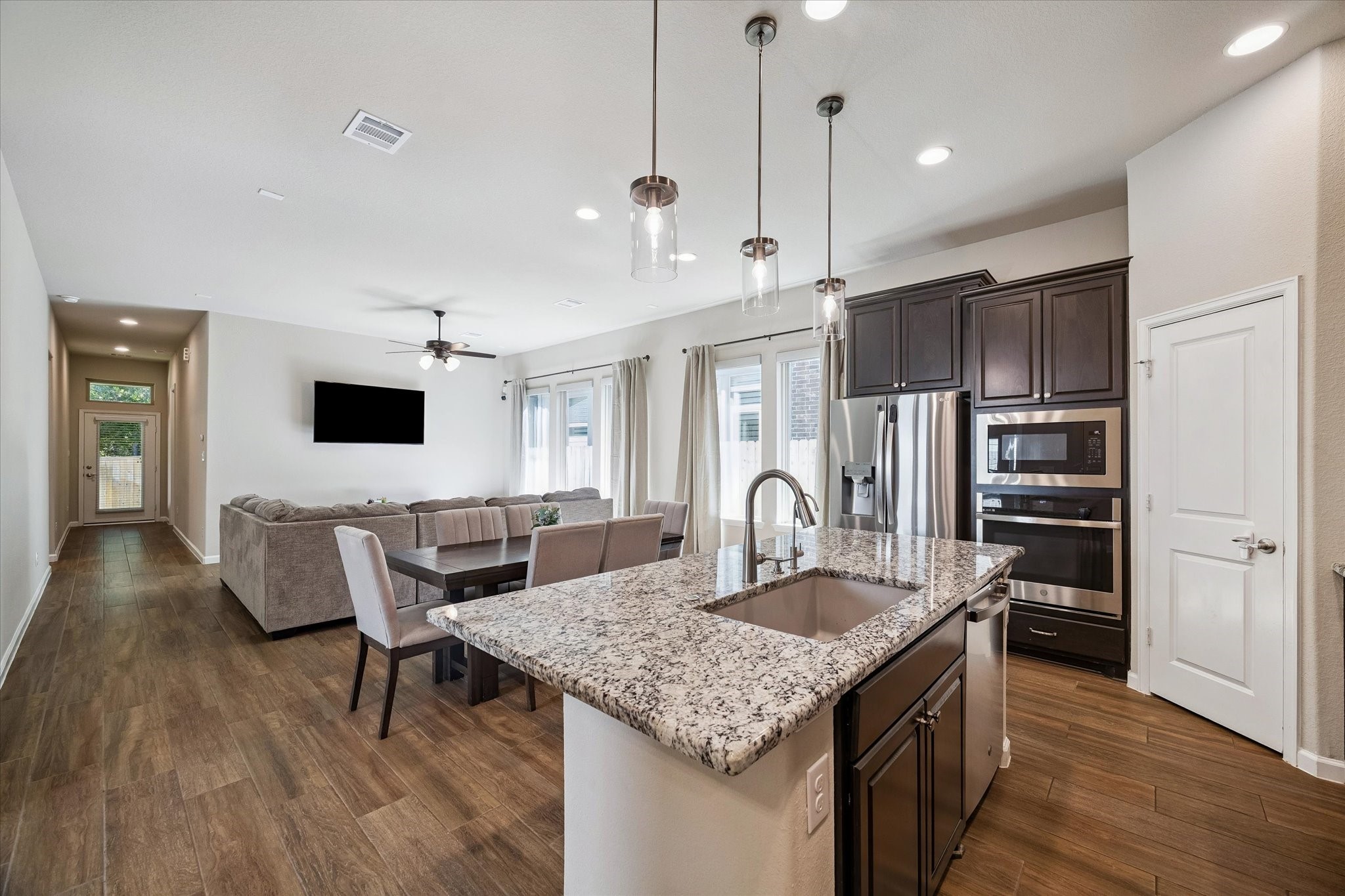 388 Rise Lane Montgomery, TX 77316 - Photo 7 of 37