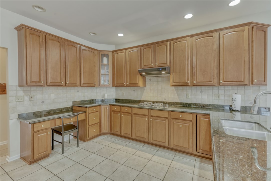 67 Angels Path Penfield, NY 14580 - Photo 17 of 47 KITCHEN W/DESK . . GAS COOKTOP