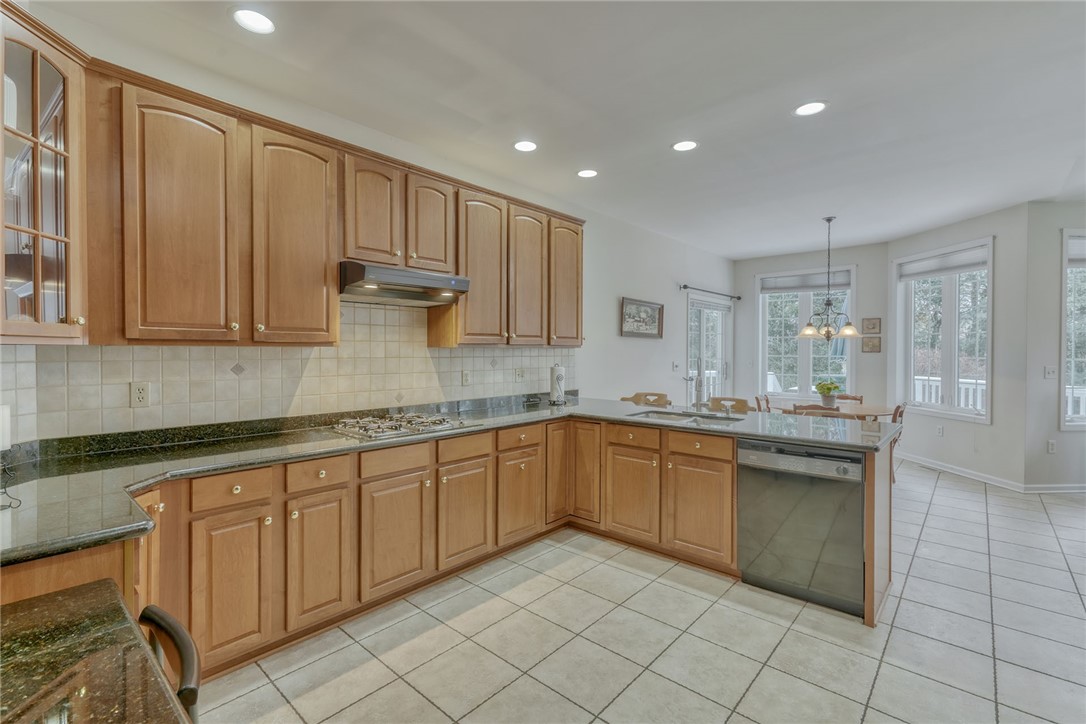 67 Angels Path Penfield, NY 14580 - Photo 18 of 47 KITCHEN W/VIEW TO DINETTE *BLT-IN DISHWASHER