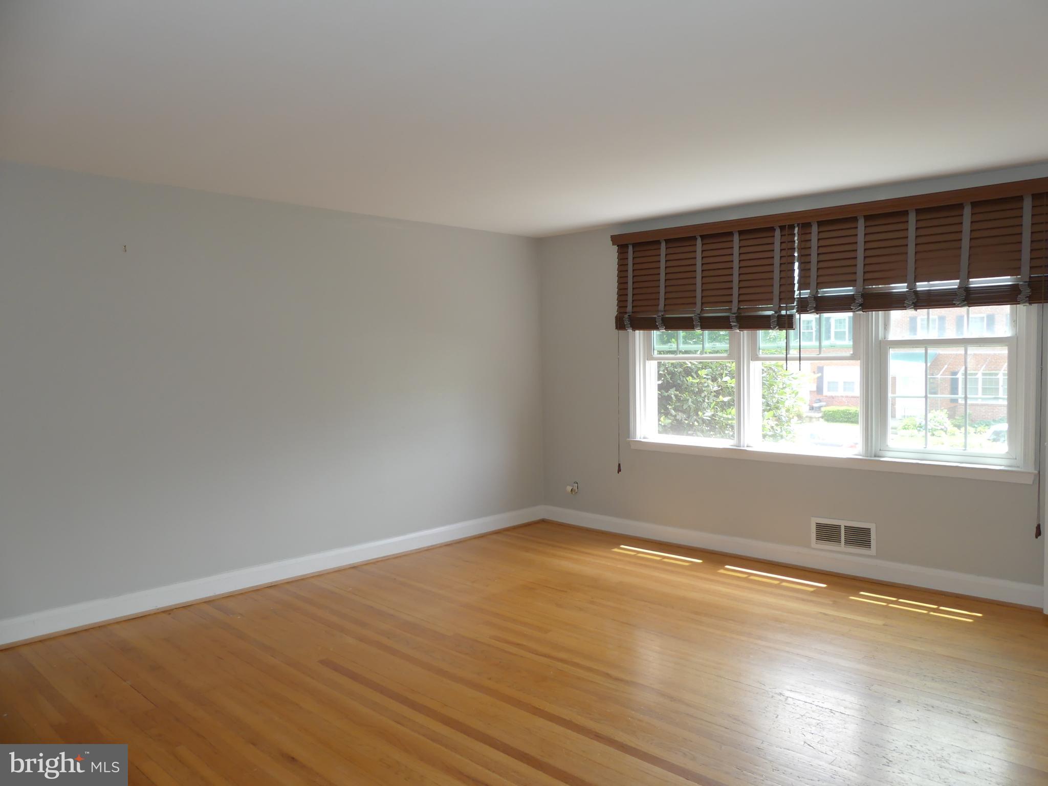 1514 Doxbury Road Baltimore, MD 21286 - Photo 4 of 29 Living Room
