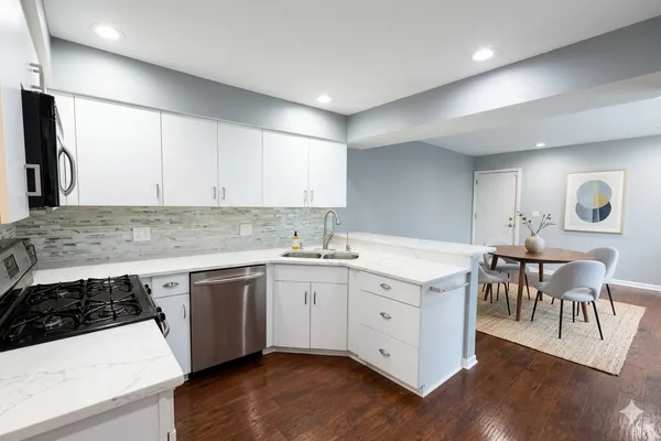 $2,975 | 147 White Branch Court North, Schaumburg, IL 60193